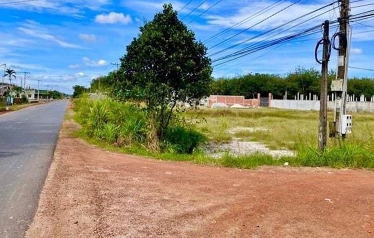 Bán gấp lô góc đất Bình Phước 2MT thổ cư. Đất ngay chợ, sát QL. 13