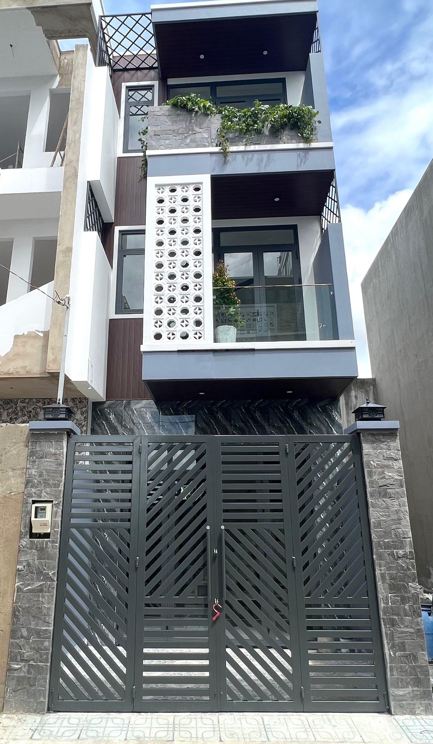 Bán nhà vị trí mặt tiền ngay ở đường Lò Lu, Tp. Thủ Đức, Tp. Hồ Chí Minh