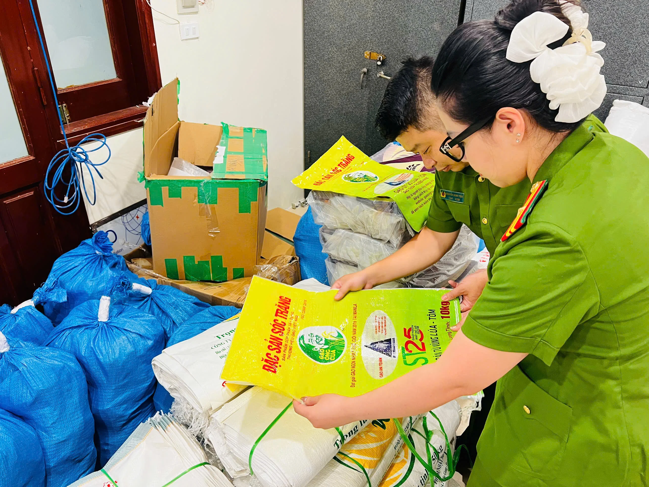 Khởi tố 4 đối tượng kinh doanh khoảng 23 tấn gạo giả
